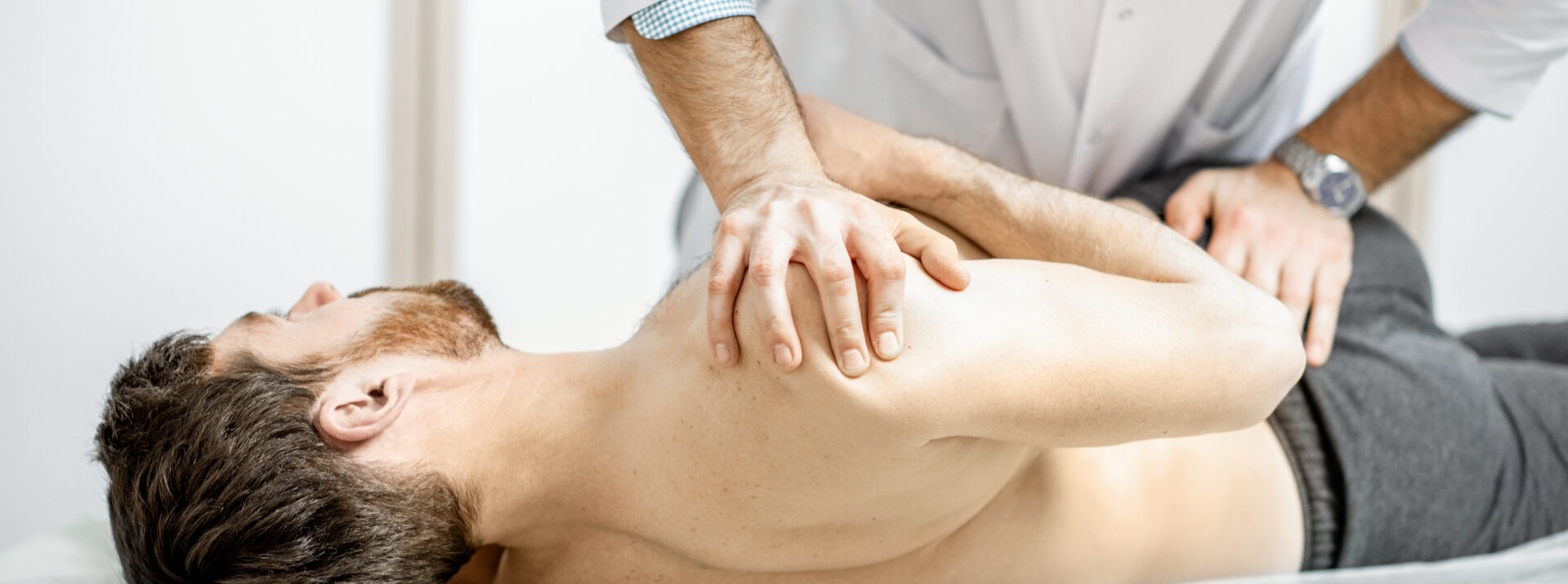 Manipulation thérapeutique du dos par un ostéopathe ou kinésithérapeute au centre de santé.